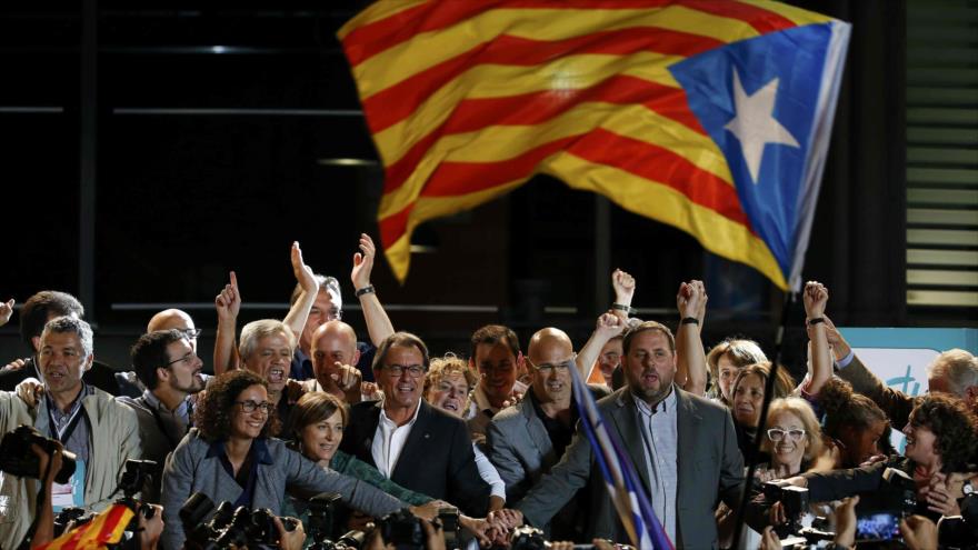 El presidente de la Generalitat catalana, Artur Mas, junto con los representantes del partido independentista Junts pel Sí (Juntos por el Sí) en Barcelona. 27 de septiembre de 2015