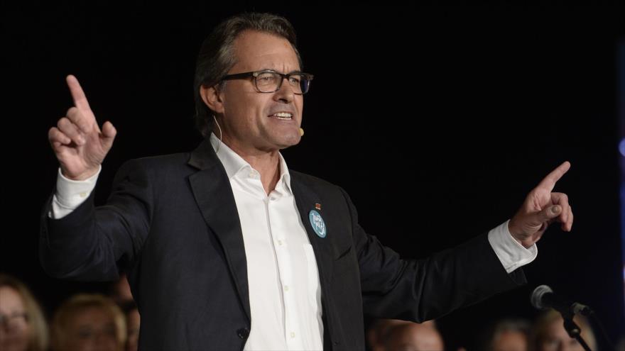 Artur Mas, presidente en funciones de Cataluña, región del noreste de España, celebrando la victoria de Juntos por el Sí en las elecciones autonómicas, 27 de septiembre de 2015.