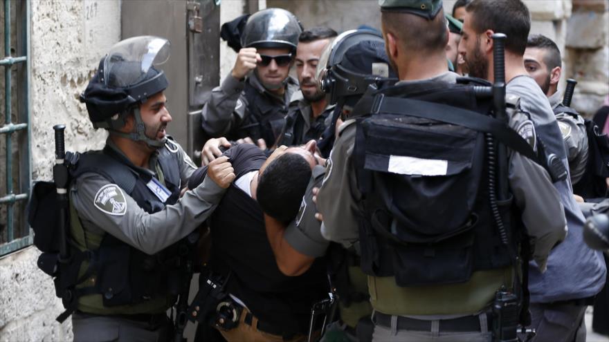Fuerzas israelíes detienen a un joven palestino en las afueras de la Mezquita Al-Aqsa, 14 de septiembre de 2015.