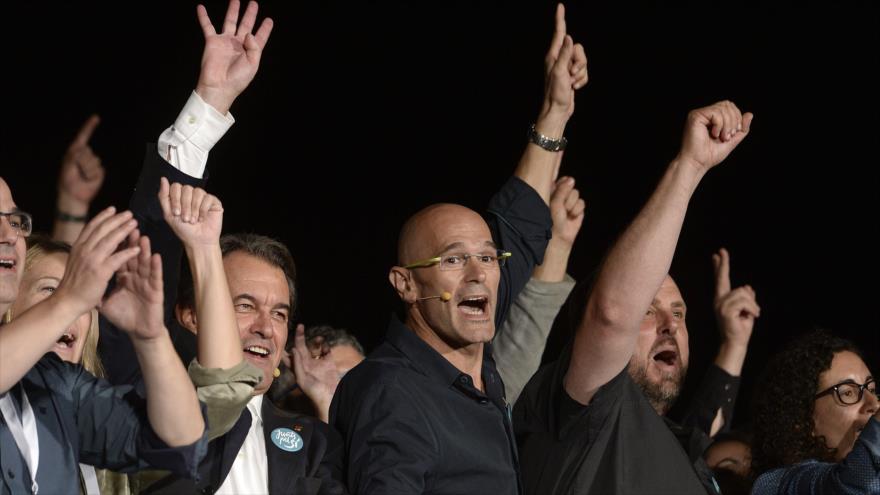El cabeza de lista en Barcelona de Juntos por el Sí, Raül Romeva (centro), festeja la victoria electoral junto al presidente regional catalán, Artur Mas (izda.) y al líder de Izquierda Republicana de Cataluña (ERC, en catalán), Oriol Junqueras, 27 de septiembre de 2015.