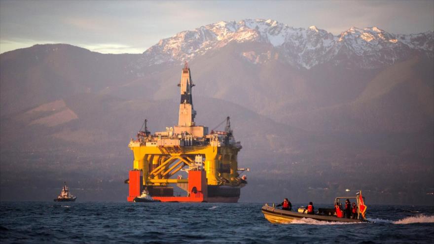 Una plataforma de petrolera Shell en aguas del océano Ártico. 
