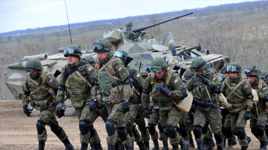 Soldados rusos participan en un ejercicio militar en polígono Sernovodsky cerca de la frontera de Chechenia, a unos 260 kilómetros al sur de la ciudad rusa de Stávropol, 19 de marzo de 2015.