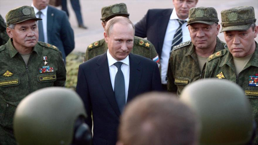El presidente ruso, Vladimir Putin, visita una maniobra militar en la región Oremburgo, 19 de septiembre de 2015.