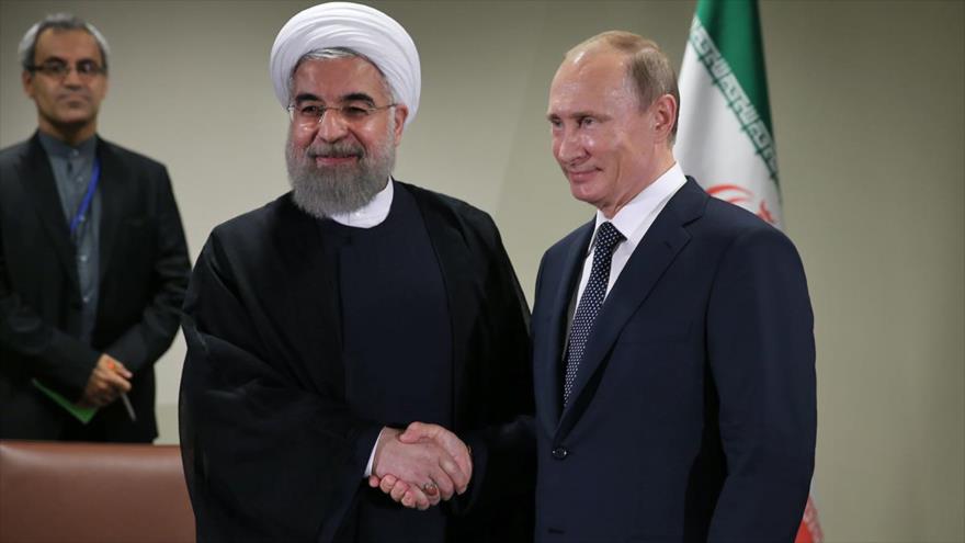 El presidente de Irán, Hasan Rohani (izqda.), y su homólogo ruso, Vladimir Putin, en un encuentro en Nueva York, al margen de la 70ª Asamblea General de las Naciones Unidas (AGNU). 28 de septiembre de 2015
