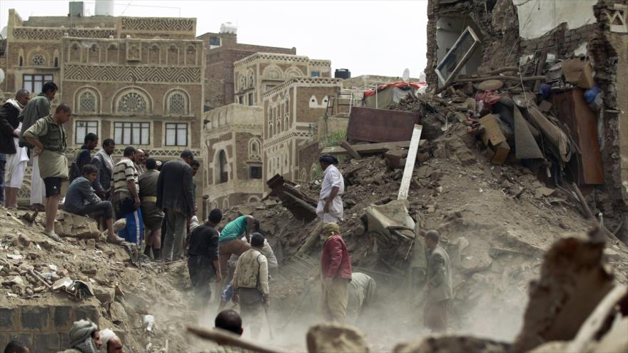 Los yemeníes inspeccionan los escombros de los edificios destruidos por ataques aéreos de aviones saudíes en Saná, capital de Yemen.