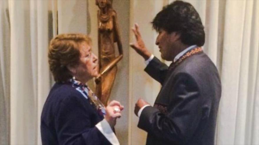 El breve encuentro del presidente boliviano, Evo Morales, y la mandataria chilena, Michelle Bachelet, en la sede de la ONU. 28 de septiembre de 2015