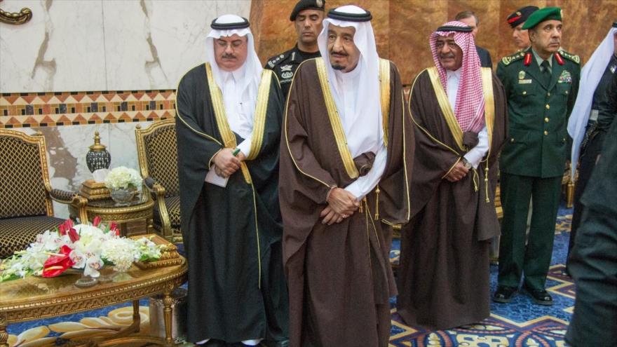 El rey Salman bin Abdulaziz Al Saud, junto a otros príncipes saudíes.