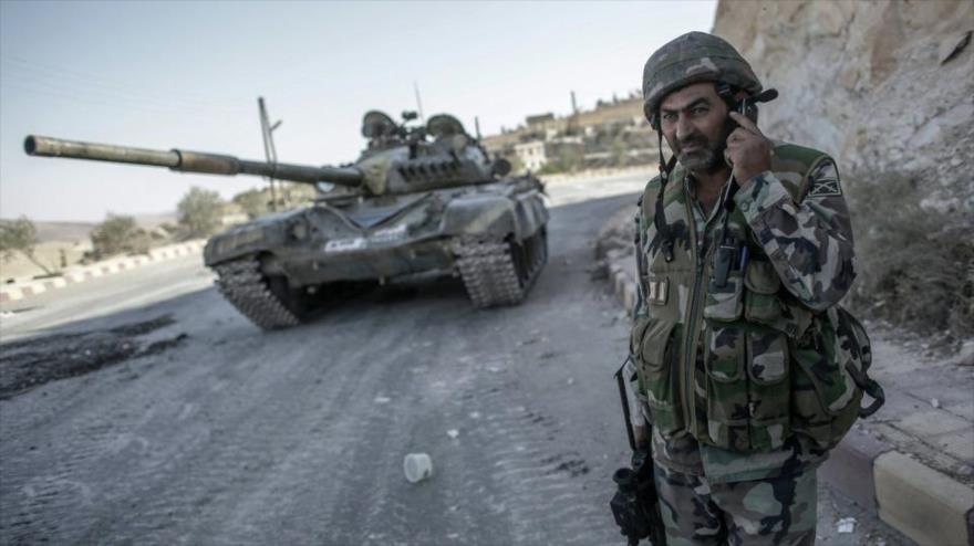 Un soldado sirio junto a un tanque del Ejército durante las operaciones antiterroristas.