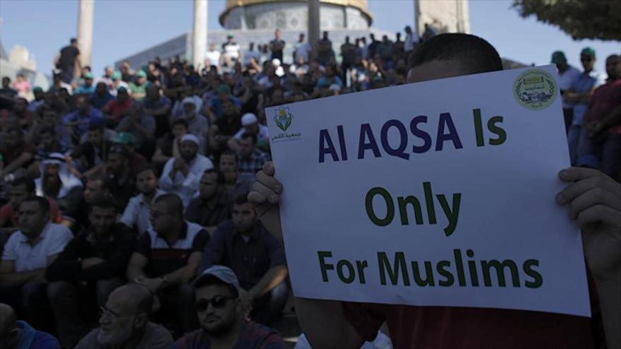 Centenares de palestinos reunidos en la Explanada de la Mezquita Al-Aqsa, en protesta por la agresión de fuerzas israelíes contra el sitio sagrado.