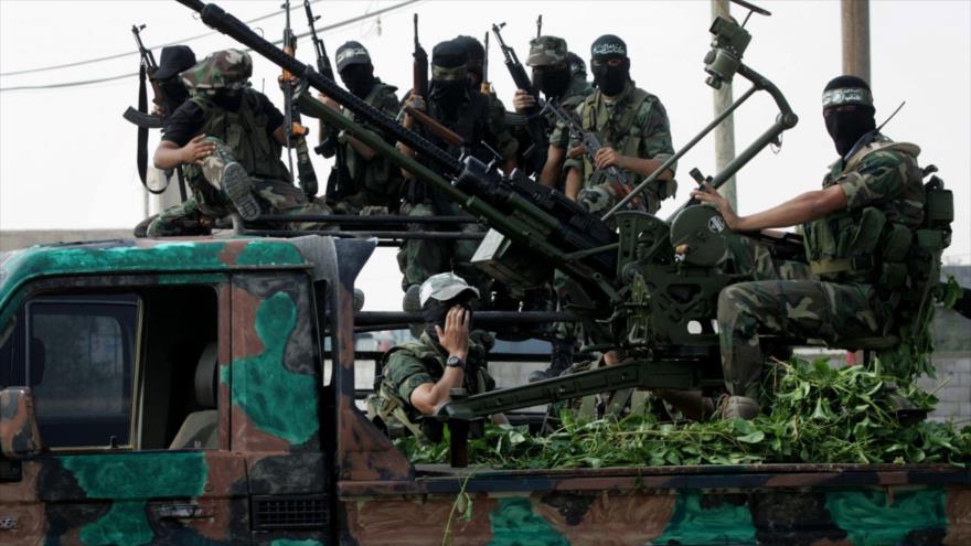 Combatientes del Movimiento de la Resistencia Islámica Palestina (HAMAS) a bordo de un vehículo militar en la Franja de Gaza.