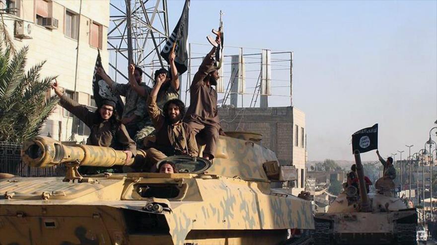 Integrantes del grupo terrorista EIIL (Daesh, en árabe) en la ciudad siria de Al-Raqa.