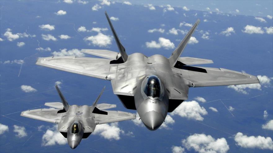Cazas estadounidenses de quinta generación F-22 Raptor bombardean las posiciones del EIIL en Siria.