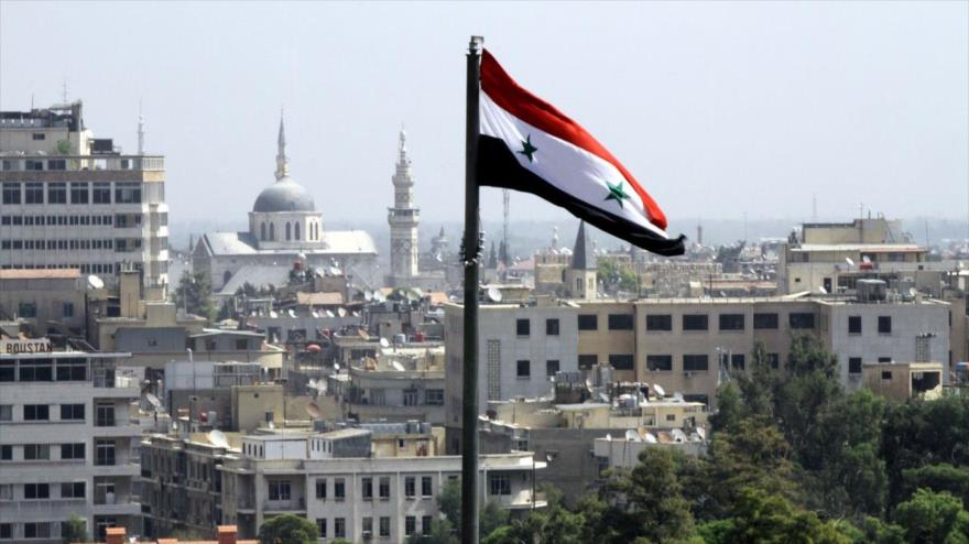 La bandera siria ondea sobre la capital Damasco.