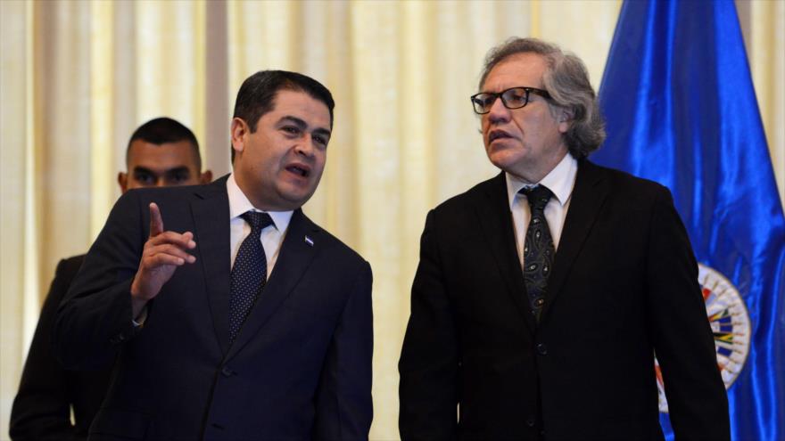 El secretario general de la OEA, Luis Almagro (dcha.), llega a Honduras para tratar de fomentar el diálogo entre el Gobierno y la oposición, que exige la renuncia del presidente, Juan Orlando Hernández). 8 de agosto de 2015.