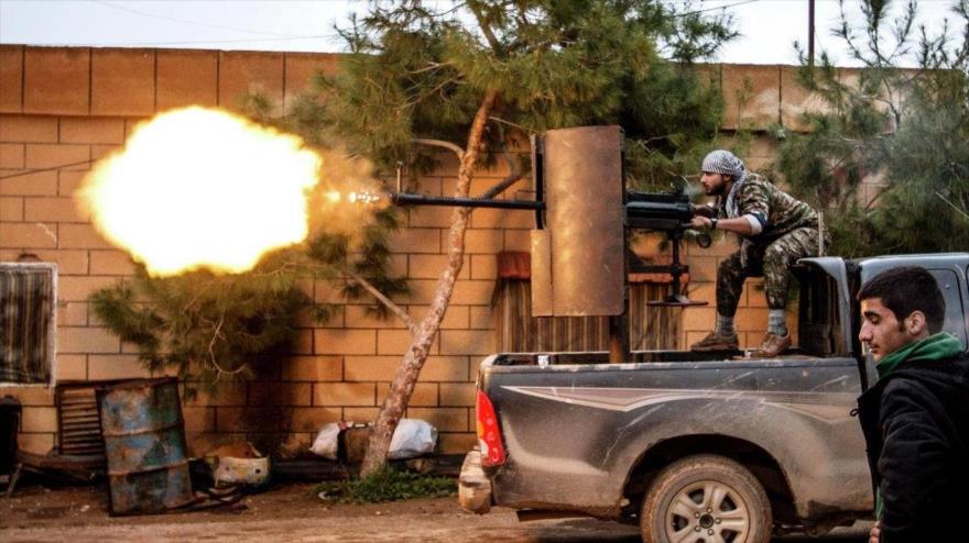 Un combatiente de las Unidades de la Protección del Pueblo (YPG, en kurdo) durante un combate con grupos terroristas en el norte de Siria.
