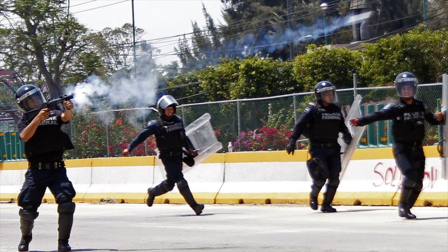 Policía federal de México dispara gases lacrimógenos contra los manifestantes durante una protesta para exigir justicia y esclarecimiento de la desaparición de 43 estudiantes de Ayotzinapa. 26 de abril de 2015