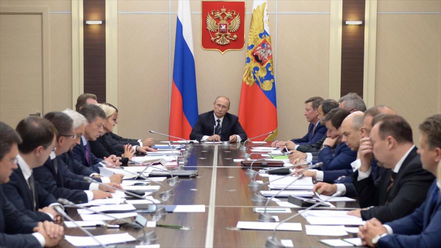 El presidente de Rusia, Vladimir Putin, a la cabeza de una reunión con miembros de su Gobierno en Moscú, 30 de septiembre de 2015.