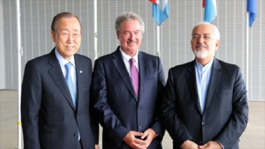 Canciller iraní, Mohamad Yavad Zarif (dcha.), junto a su homólogo luxemburgués, Jean Asselborn (centro), y el secretario general de la ONU, Ban Ki-moon.