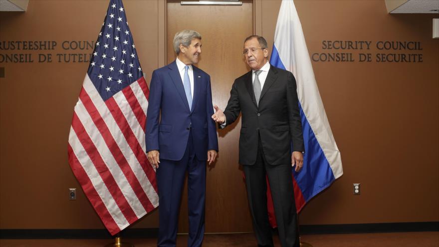 El canciller de Rusia, Serguei Lavrov (dcha.), y su par estadounidense, John Kerry, al margen de la 70ª Asamblea General de las Naciones Unidas (AGNU), celebrada en Nueva York. 30 de septiembre de 2015