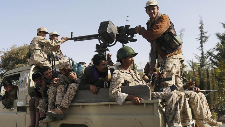 Combatientes del movimiento popular yemení Ansarolá y soldados del Ejército.