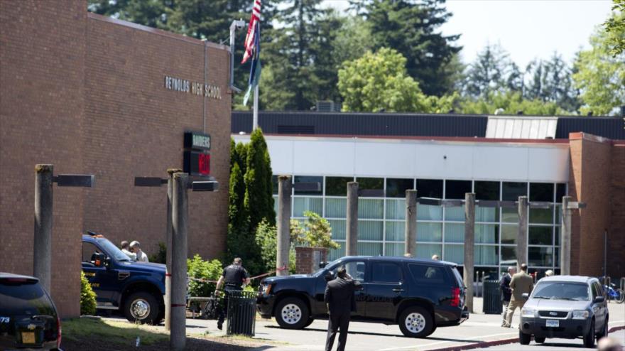 La policía desplegada en un colegio en Oregón tras un tiroteo.