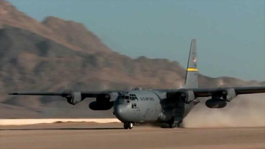 Un avión de carga militar de EE.UU.