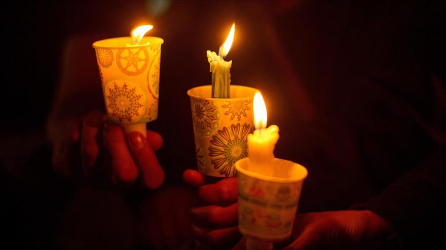 Estadounidenses sostienen velas durante una vigilia en Roseburg, en el estado de Oregon (Oeste de EE.UU.).