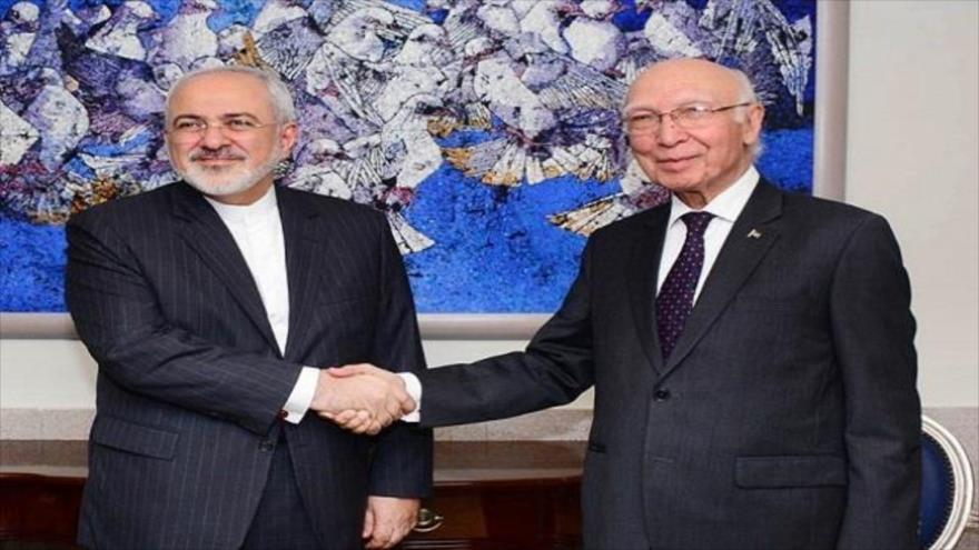 El canciller iraní, Mohamad Yavad Zarif (izda.) y el asesor de Seguridad Nacional y Política Exterior del primer ministro paquistaní, Sartaj Aziz.