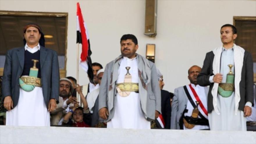 El presidente del Consejo Supremo Revolucionario de Yemen, Mohamad Ali al-Houthi (centro)