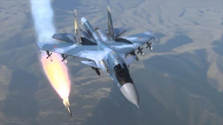 Un caza ruso Su-34 dispara un misil.