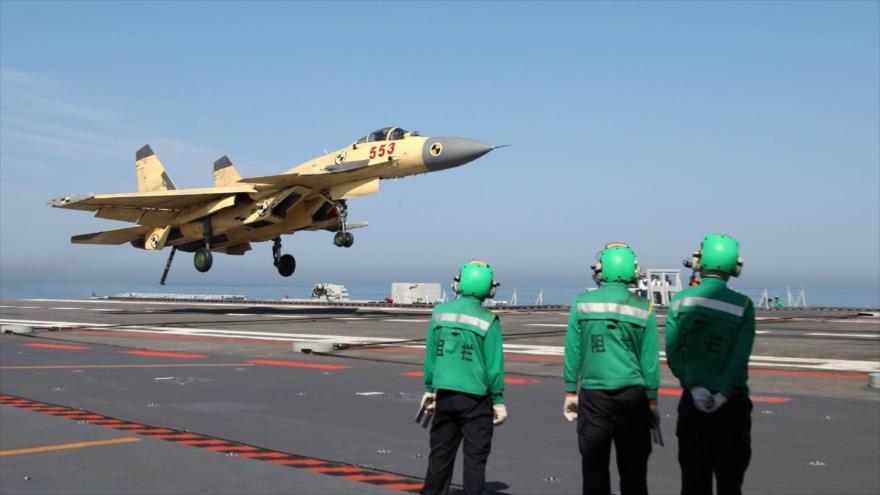 Un caza chino Shenyang J-15 despega del portaaviones Liaoning.