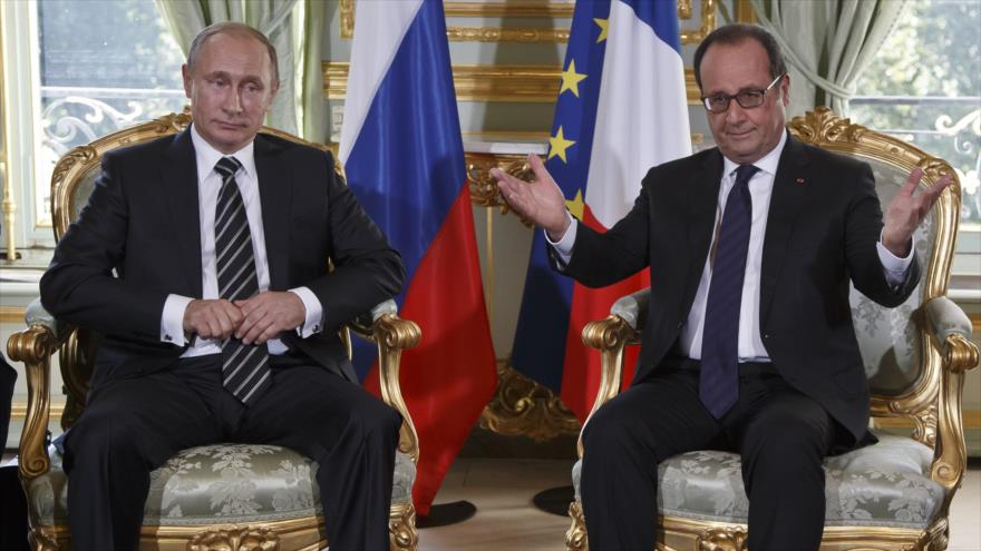 El presidente francés, François Hollande, se reúne con su par ruso, Vladimir Putin, 2 de octubre de 2015.