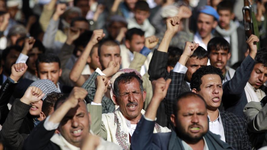 Yemeníes gritan lemas contra Arabia Saudí por su campaña militar en Yemen. 2 de octubre de 2015