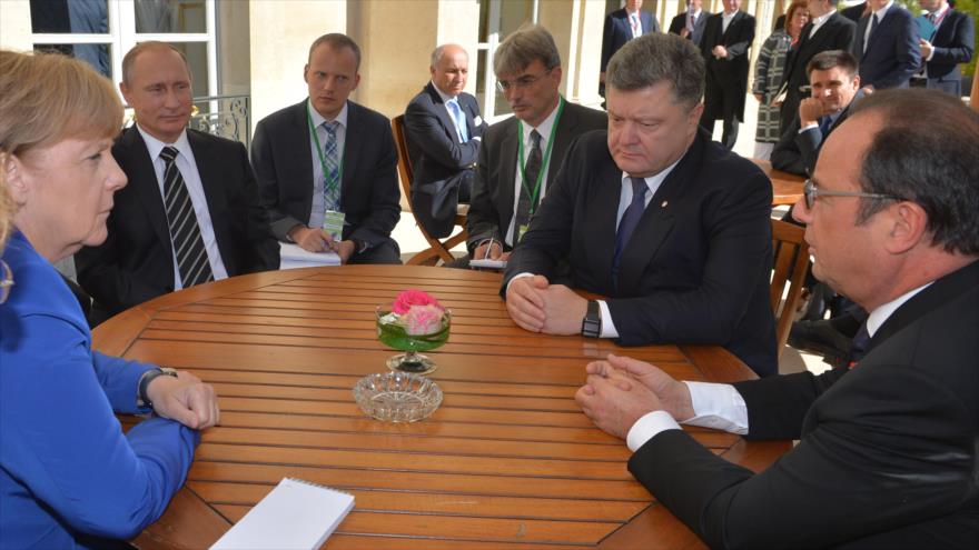Los líderes de Alemania, Rusia, Ucrania y Francia, de izquierda a derecha: Angela Merkel, Vladimir Putin, Petro Poroshenko y François Hollande, respectivamente están sentando en la mesa de diálogo en París, capital gala. 2 de octubre de 2015