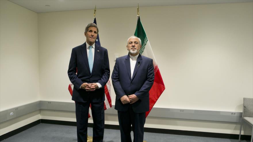 Secretario de Estado de EE.UU., John Kerry (izqda.), y el canciller iraní, Mohamad Yavad Zarif (drcha,), tras una primera reunión en Nueva York. 26 de septiembre de 2015