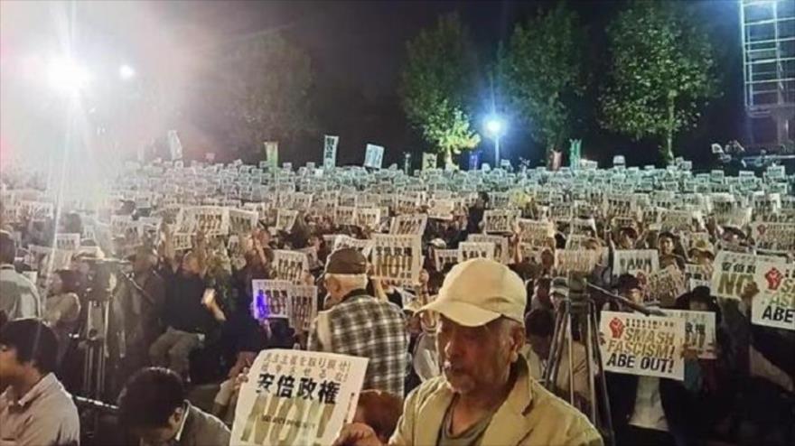 Manifestantes protestan en Tokio, capital de Japón, en rechazo al primer ministro Shinzo Abe y su Ley de Seguridad Nacional (LSN). 2 de octubre de 2015.