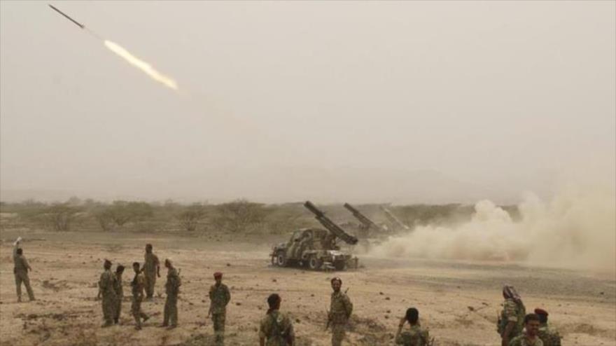 El Ejército yemení lanza misiles contra blancos militares saudíes en la frontera que comparten los dos Estados