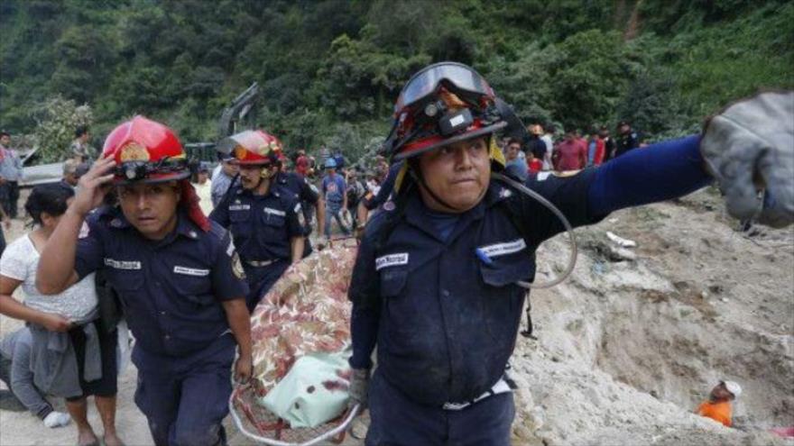 Equipos de rescate trabajan en la zona en busca de sobrevivientes del deslave que ocurrió en una localidad a 15 kilómetros de la capitalina Ciudad de Guatemala.