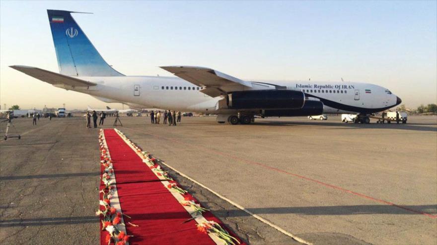 Avión iraní con104 cadáveres de los iraníes fallecidos en la tragedia en Mina aterriza en Teherán, capital de Irán. 3 de octubre de 2015