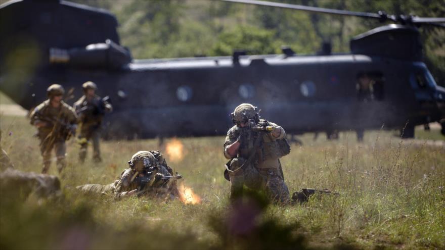 Miembros de las fuerzas especiales estadounidenses disparan durante un ejercicio militar en Hohenfels, sur de Alemania. 26 de agosto de 2015.