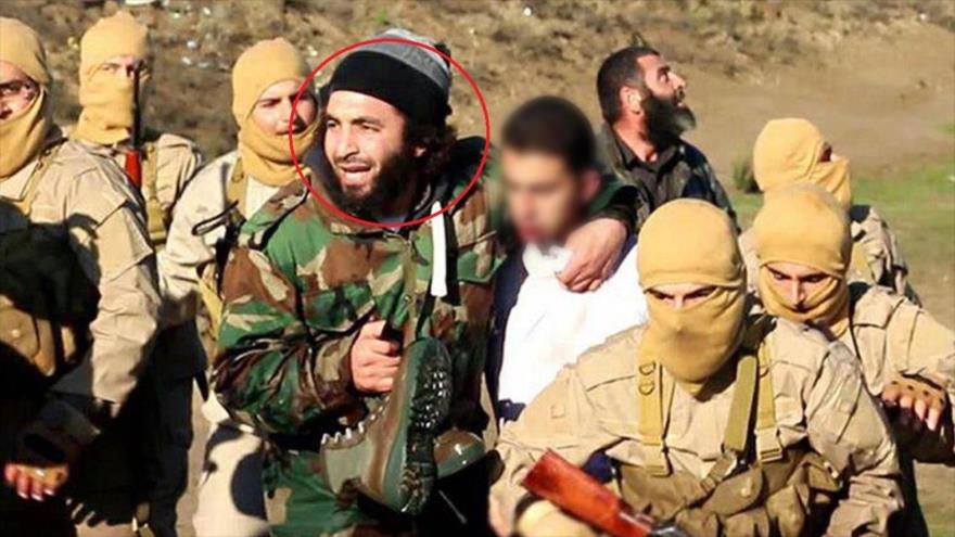 Abu Bilal al-Tunisi (centro) y otros integrantes del EIIL capturan al piloto jordano Maaz al-Kasasbeh en la provincia siria de Al-Raqa.