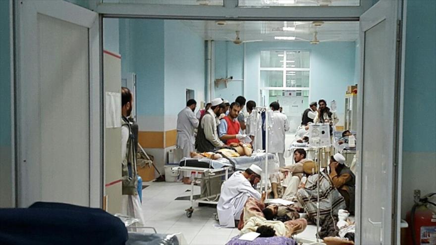 Personal médico de Médicos Sin Fronteras (MSF) trata a los civiles heridos tras el ataque aéreo perpetrado por EE.UU en la ciudad afgana de Kunduz (norte), 3 de octubre de 2015.