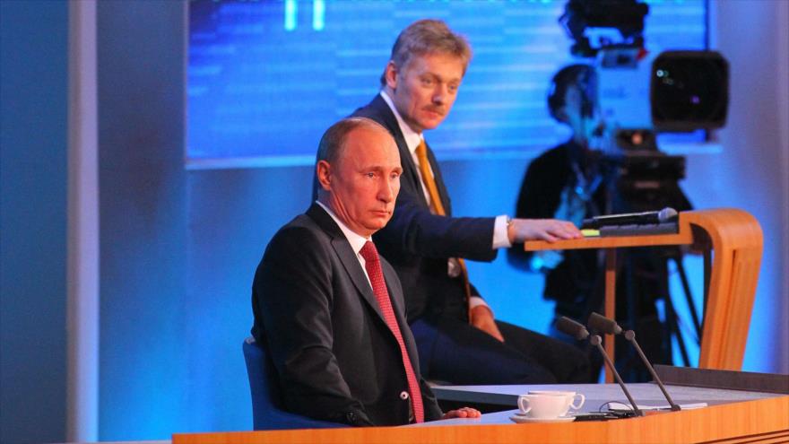 Dmitri Peskov, portavoz del Kremlin, junto al presidente de Rusia, Vladimir Putin. 