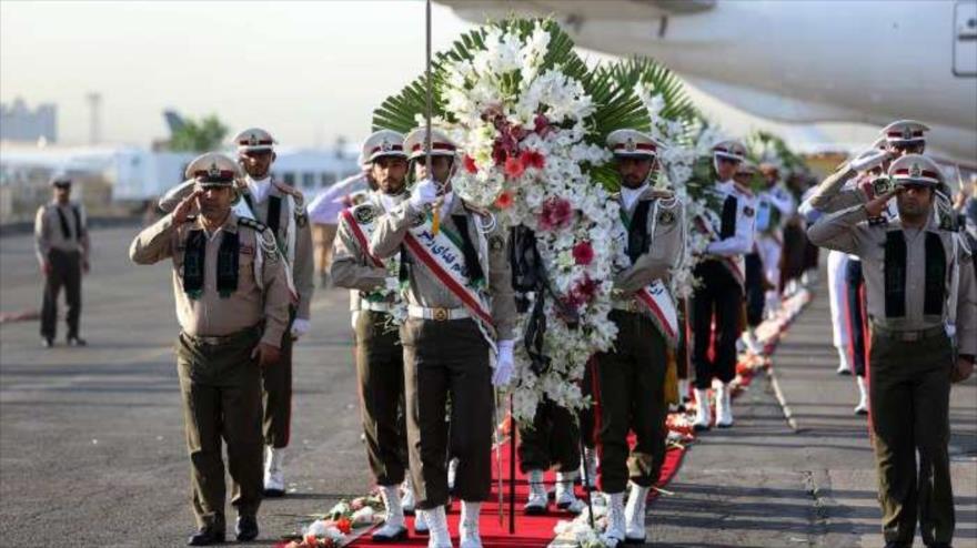 Realizan una ofrenda floral a las víctimas de la tragedia de Mina (en Arabia Saudí), en el aeropuerto de Mehrabad, en Teherán, la capital iraní, 3 de octubre de 2015.