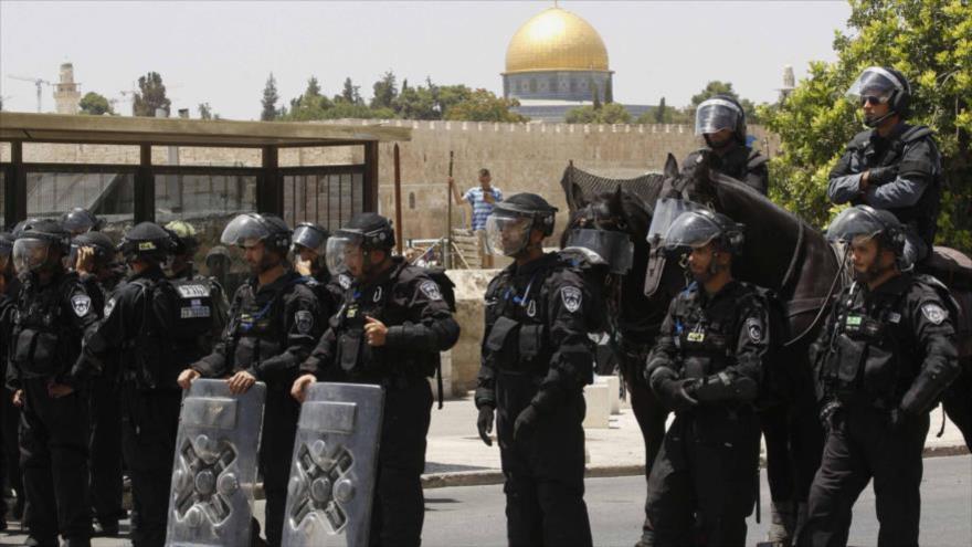 Soldados israelíes restringen la entrada de los palestinos a Mezquita Al-Aqsa.