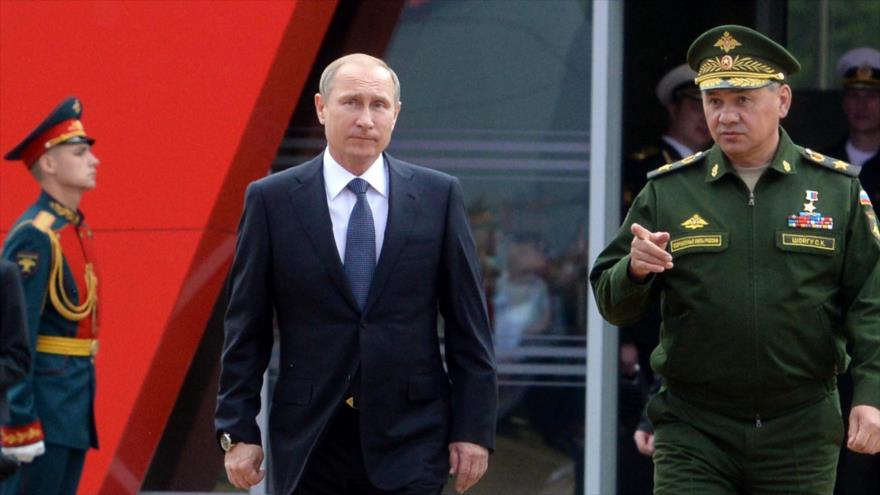 El presidente ruso, Vladimir Putin, (izda) y su ministro de Defensa, Serguei Shoigú.