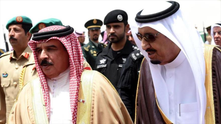 El rey de Baréin, Hamad bin Isa Al Jalifa (izqda.), y el rey saudí, Salman bin Abdelaziz Al Saud.