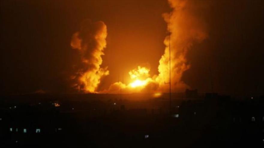 Humo generado por los bombardeos israelíes en la Franja de Gaza, 5 de octubre de 2015.