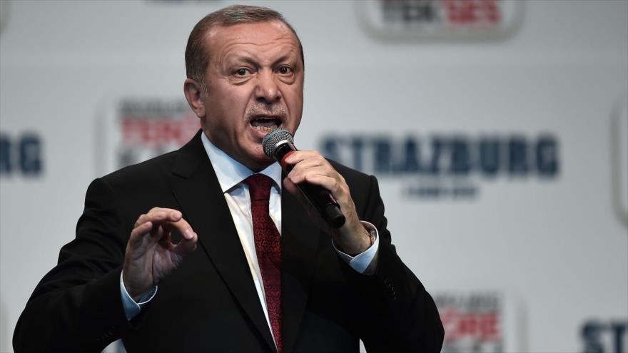 El presidente turco, Recep Tayyip Erdogan, habla durante un mitin político en la ciudad francesa de Estrasburgo, 4 de octubre de 2015.