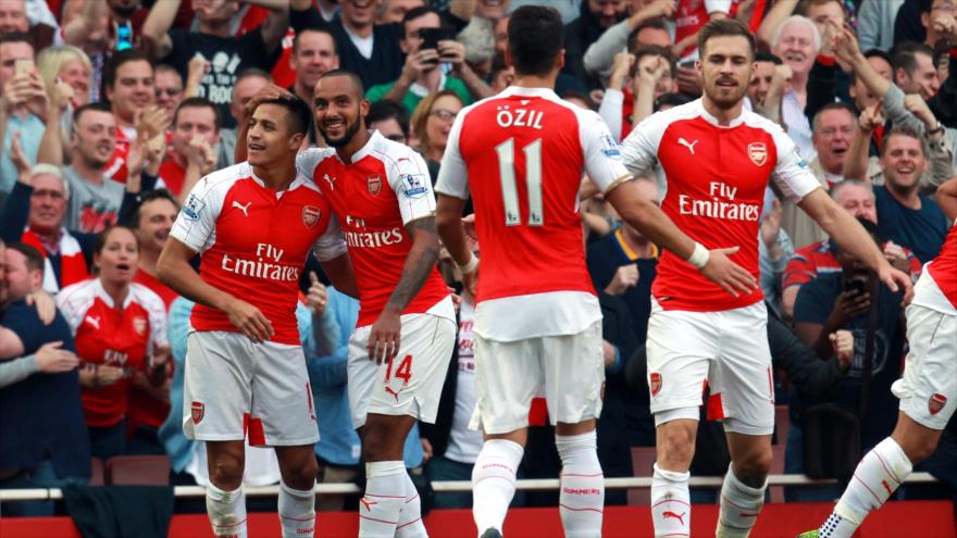 Jugadores del Arsenal celebran su triunfo ante el Manchester United, 4 de octubre de 2015.